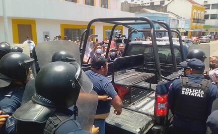 Manifestación de maestros termina en enfrentamiento con policías en Tabasco; hay 5 detenidos