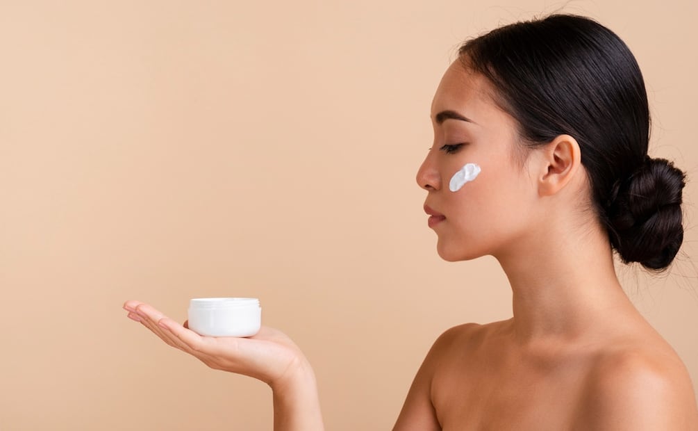 Con la hidratación correcta, el maquillaje resalta la belleza natural y suaviza las arrugas. Foto: Freepik