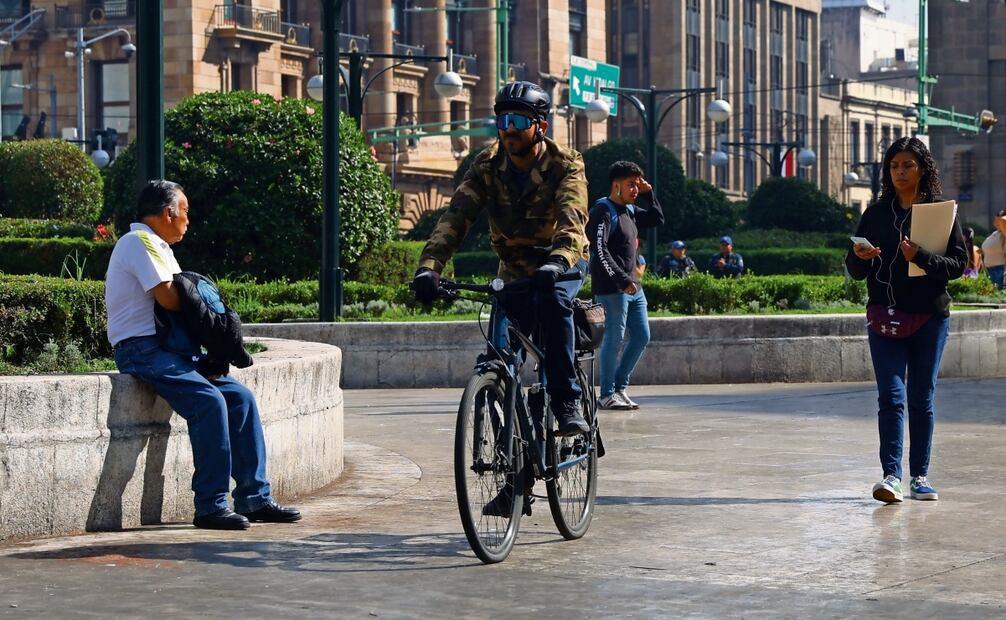 Una de las zonas donde más se repiten estas acciones es el Centro Histórico en donde es cotidiano ver a los ciclistas obstruyendo la banqueta, sobre Eje Central, muy cerca de los peatones, andando sin casco o maniobrando entre los coches. Foto: Fernanda Rojas Archivo/EL UNIVERSAL