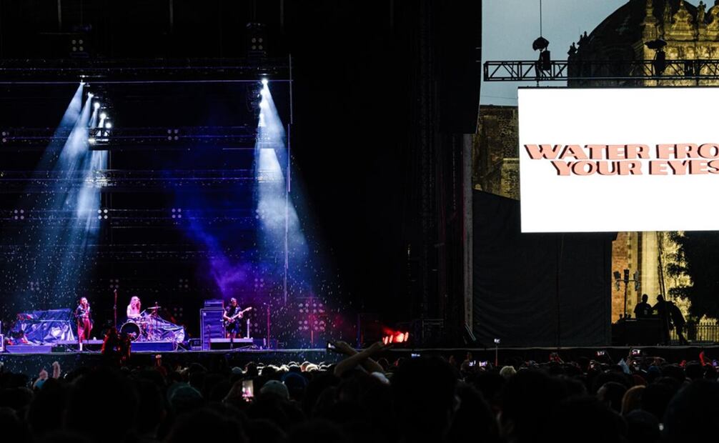 Water From Your Eyes, se presenta en el zócalo de la CDMX, abriendo el concierto de Interpol. Fotos: Abril Angulo/ El Universal.