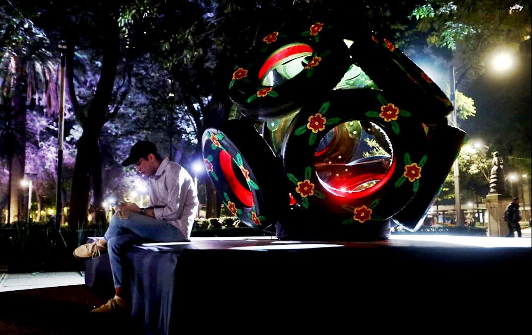 La exposición de arte lumínico “Solo la Luz” se presenta en avenida Paseo de la Reforma en la Ciudad de México, el viernes 17 de octubre de 2025. Foto: Gabriel Pano/EL UNIVERSAL