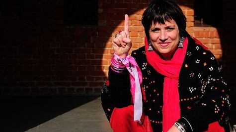 Escritora Eve Ensler revela acoso y abuso de su padre cuando era niña