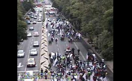 Marchan antorchistas hacia el Zócalo