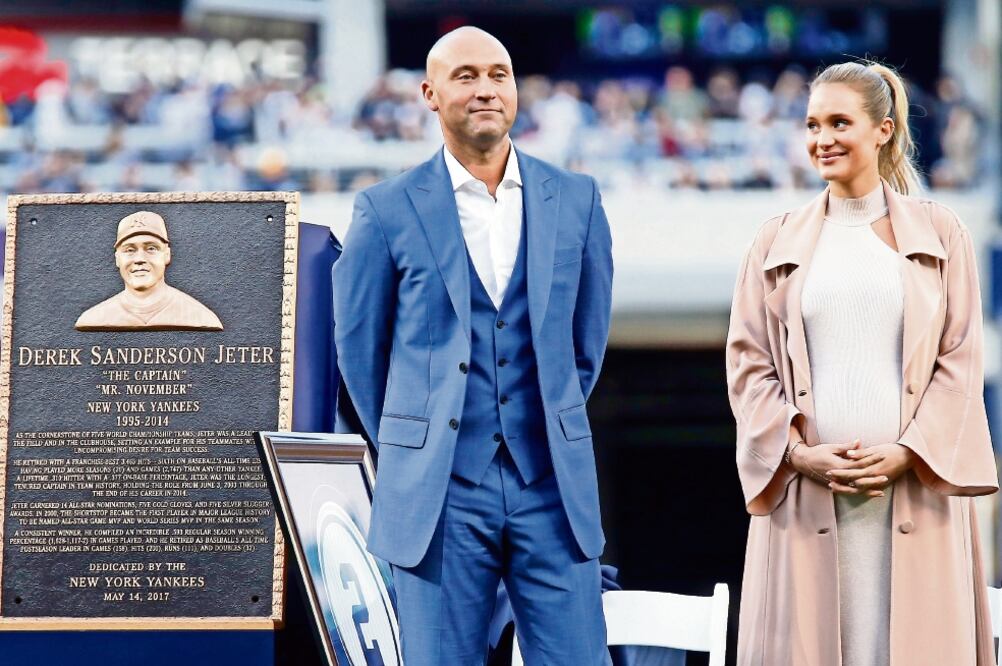 El ex paracorto de los Yankees, Derek Jeter, y su esposa Hannah, posaron junto a una placa conmemorativa. (ADAM HUNGER. USA TODAY SPORTS)