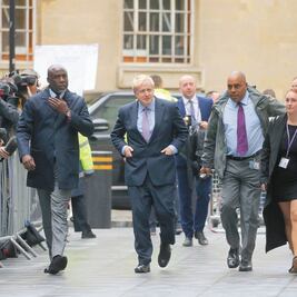 Exalcalde amplía ventaja en carrera para suceder a May