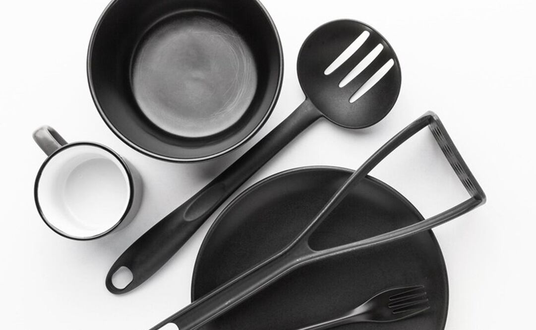 Conoce los riesgos de cocinar con utensilios de color negro. Foto: Freepik