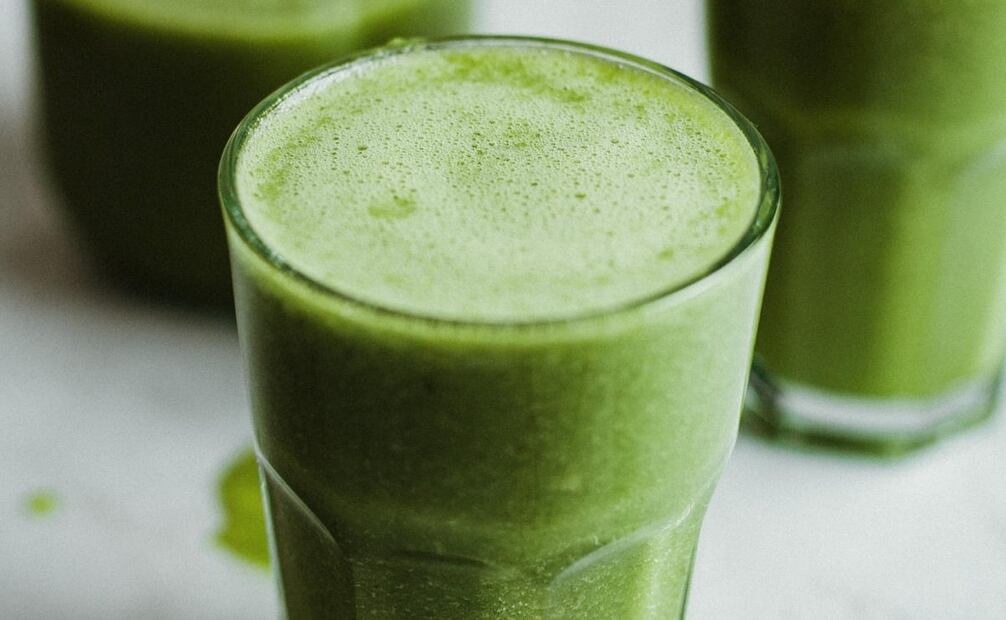 El jugo verde se ha vuelto una de las bebidas favoritas para el desayuno. Foto: Unsplash
