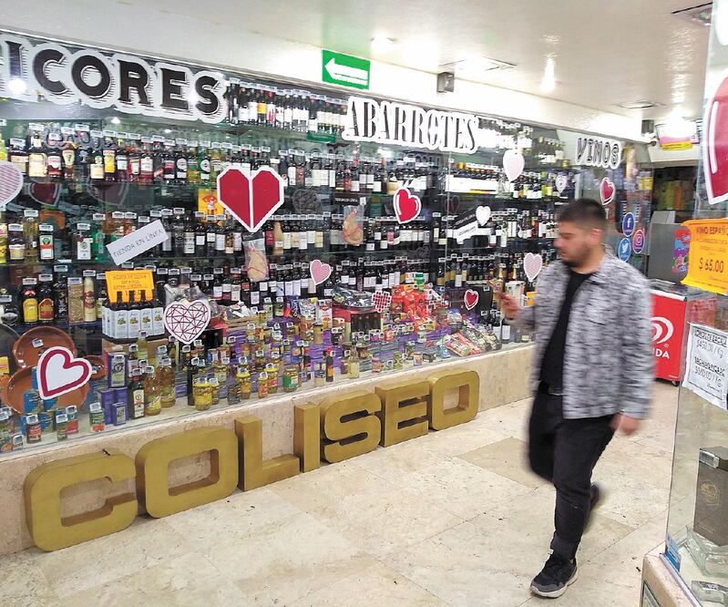 En vitrinas de comercios de la Ciudad de México ya hay ofertas para celebrar el Día del Amor y la Amistad. BERENICE FREGOSO. EL UNIVERSAL