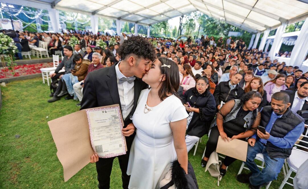 Cientos de parejas celebraron el Día de San Valentín uniendo sus vidas en el Centro Cultural Los Pinos. Foto: Francisco Rodríguez / EL UNIVERSAL
