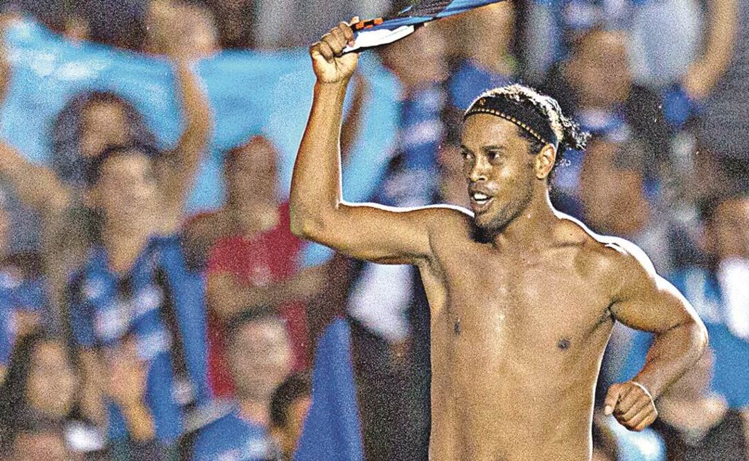 Ronaldinho celebró a lo grande su anotación, vía un dudoso penalti; como para despedirse de su afición