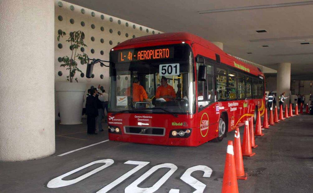 La Línea 4 de Metrobús parte cerca de la estación de Buenavista (al oeste de la ciudad), donde se encuentran el Metro y las líneas de Metrobús 1 y 3. Esta línea cuenta con una ruta especial que se dirige al  Aeropuerto Internacional de la Ciudad de México con tarifa especial de 30 pesos. Puede abordarse en la estación San Lázaro hacia el aeropuerto y desde el aeropuerto la unidad se encuentra en la Entrada 7 de la Terminal 1. Foto: Archivo EL UNIVERSAL.
