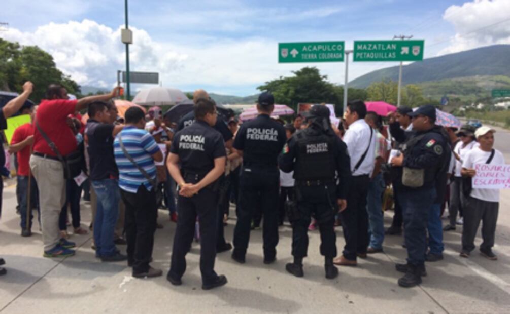 Damnificados de Manuel e Ingrid bloquean Autopista del Sol