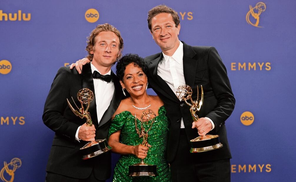 Jeremy Allen White, Liza Colon-Zayas, y Ebon Moss-Bachrach, de la serie The Bear. Foto: AP y AFP