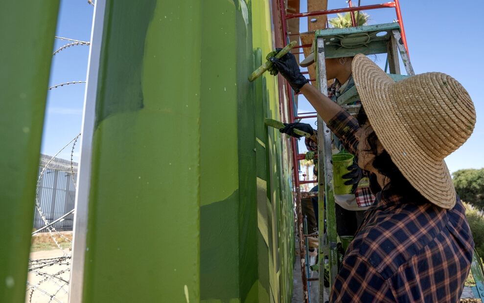Pintan “Abrazo Mutuo”, del artista tijuanense Alfredo Libre Gutiérrez, sobre el muro que divide a México de Estados Unidos en Baja Califonia, el 9 de julio de 2025. Foto: Aime Melo/EL UNIVERSAL