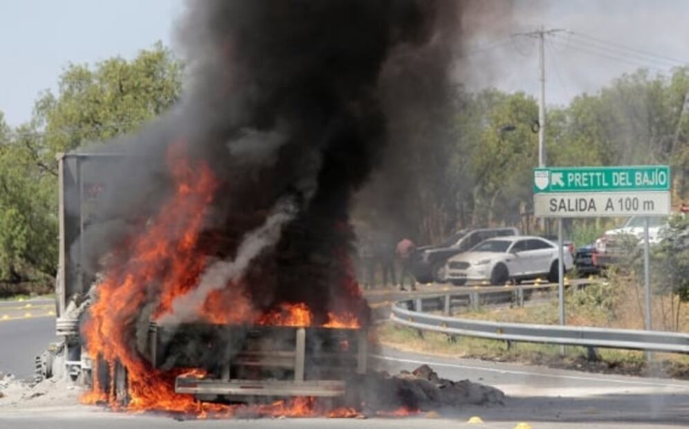 De nuevo, reportan bloqueos con autos incendiados en Guanajuato