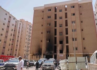 Suman 50 muertos por incendio en edificio de Kuwait; ordenan prisión provisional a 3 personas