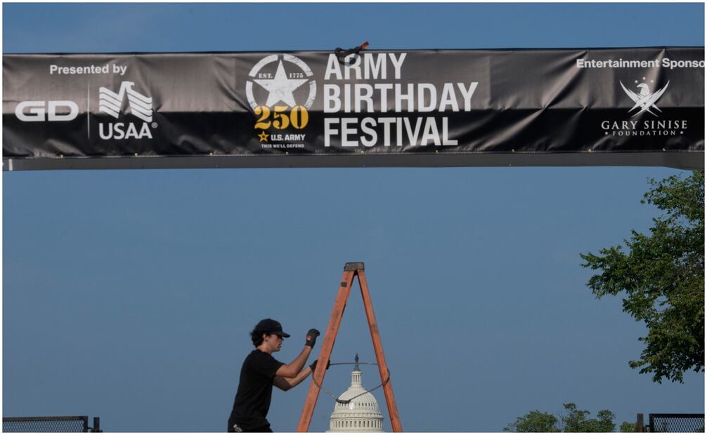 Los equipos trabajan en la instalación de un arco en el National Mall, durante los preparativos para un próximo desfile militar que conmemora el 250 aniversario del Ejército y coincide con el 79.° cumpleaños del presidente Donald Trump. Foto: AP