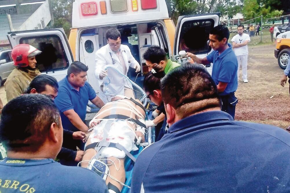 Luis Alberto Reyes de 27 años, y su hermano Juan Antonio de 25, estaban en compañía de otras tres personas cuando un hombre les disparó. Tuvieron que ser trasladados en helicóptero a un hospital (ESPECIAL)