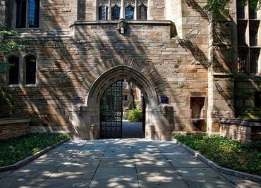"Selfie" de alumnos con cabezas humanas causa indignación en Yale