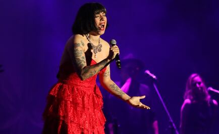 Mon Laferte repudia represión en Chile durante homenaje a José José