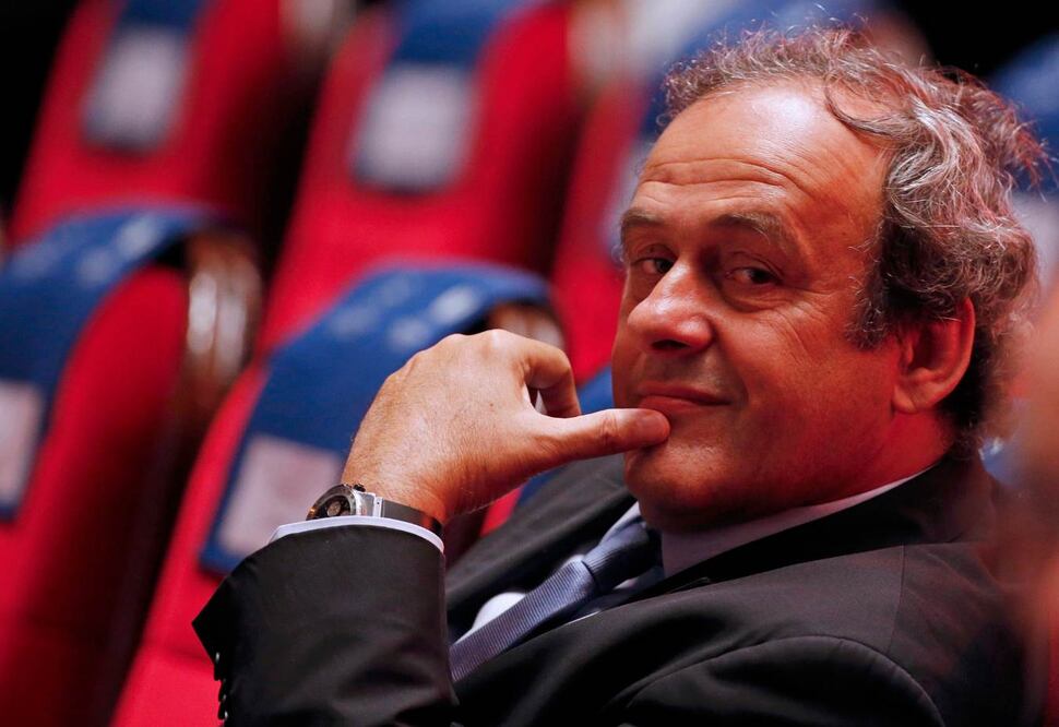 Algunas federaciones asiáticas habrían sido ‘invitadas’ a escribir cartas a favor de que Michel Platini supla a Blatter (ERIC GAILLARD. REUTERS)