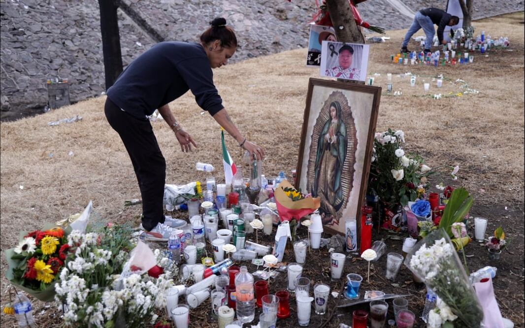 Personas de la CDMX y Edomex acuden al Puente de la Concordia a dejar flores y limpiar memoriales para las víctimas de la explosión de una pipa de gas en la alcaldía Iztapalapa, el 17 de septiembre de 2025. Foto: Carlos Mejía/EL UNIVERSAL