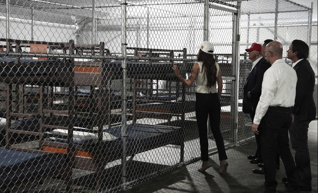 El presidente Donald Trump escucha a la secretaria de Seguridad Nacional, Kristi Noem, mientras junto con otras personas, recorren el nuevo centro de detención de migrantes "Alligator Alcatraz", en Ochopee, Florida, el martes 1 de julio de 2025. Foto: AP