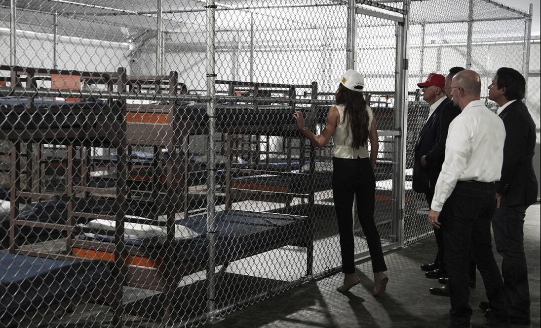 El presidente Donald Trump escucha a la secretaria de Seguridad Nacional, Kristi Noem, mientras junto con otras personas, recorren el nuevo centro de detención de migrantes "Alligator Alcatraz", en Ochopee, Florida, el martes 1 de julio de 2025. Foto: AP/Archivo