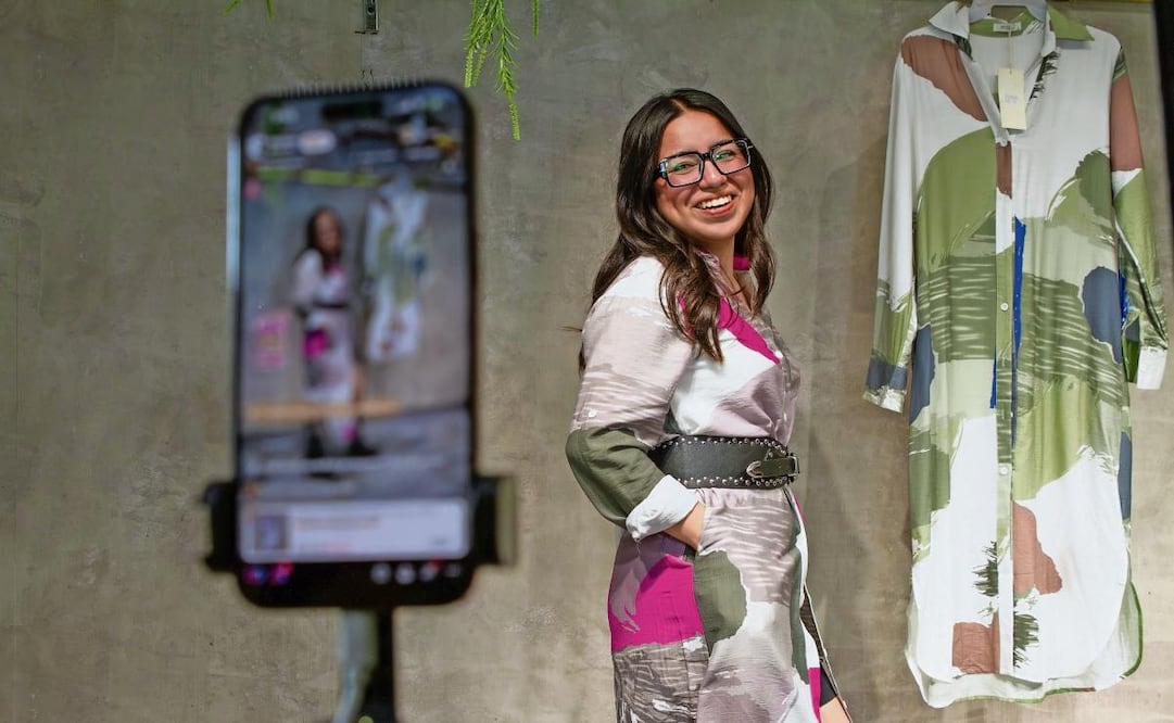 Durante las transmisiones en vivo, los comerciantes muestran prendas de temporada. Foto: Santiago Reyes / EL UNIVERSAL