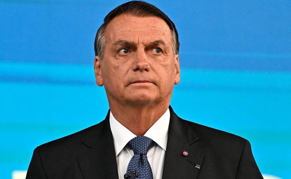 El presidente brasileño y candidato a la reelección por el Partido Liberal (PL), Jair Bolsonaro, hace un gesto antes del inicio del debate televisivo en los estudios de Globo TV en Río de Janeiro, Brasil, el 28 de octubre de 2022. El expresidente brasileño Jair Bolsonaro, quien fue apuñalado en un mitin electoral en 2018, fue trasladado de urgencia en helicóptero el 11 de abril de 2025 con un fuerte dolor abdominal, según informó un portavoz del partido. Bolsonaro, de 70 años, se encontraba en un evento del partido en el estado nororiental de Río Grande do Norte cuando se sintió mal, "vinculado al apuñalamiento de 2018", declaró el portavoz a la AFP. Foto: AFP