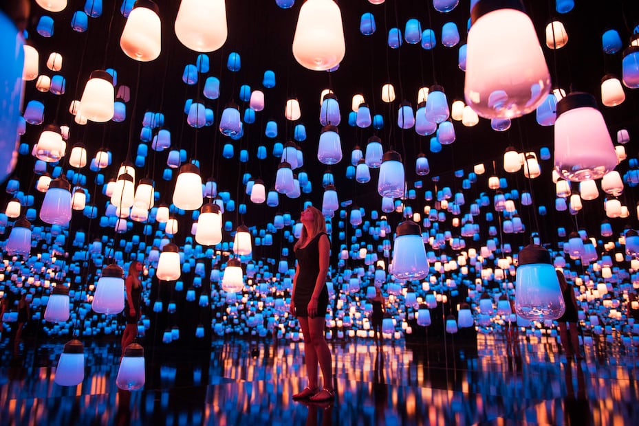Forest of Resonating Lamps es un cuarto lleno de lámparas, al estilo de los "infinity rooms" de Yayoi Kusama.  (Foto: Cortesía Mori Building Digital Art Museum)