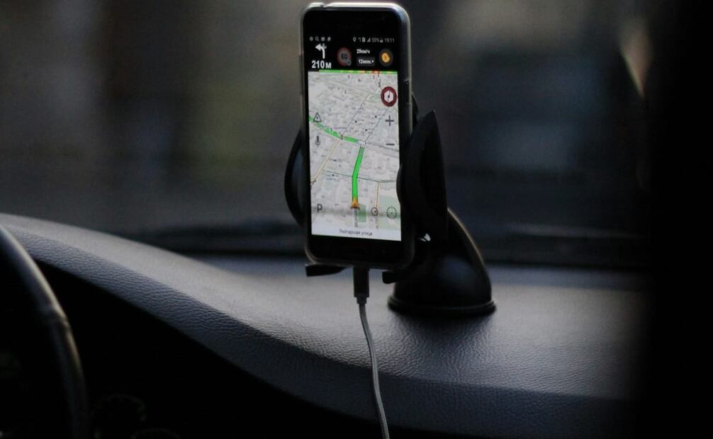 No se recomienda cargar el celular en el auto porque puede dañar la batería del dispositivo. Foto: Unsplash