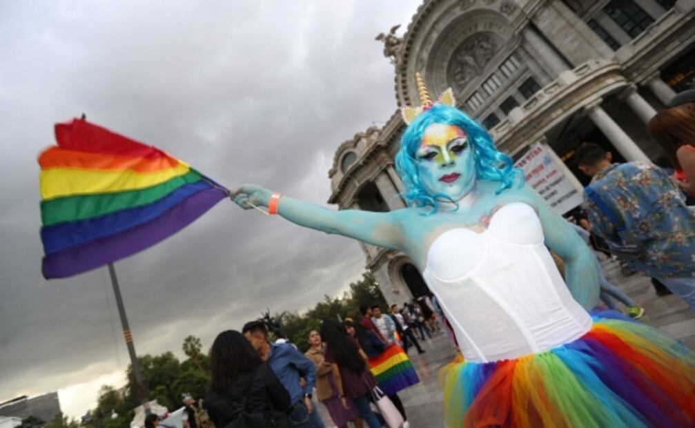 Pestañas, pelucas, cervezas y paletas con vodka animan la Marcha LGBTTTI en CDMX