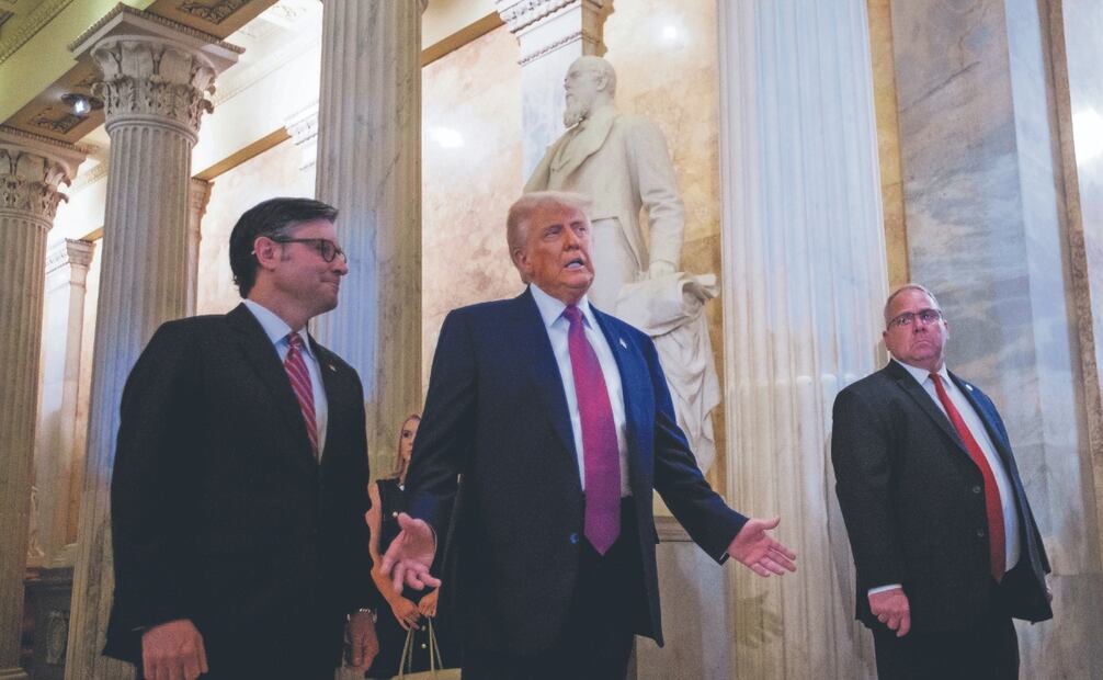 El presidente estadounidense Donald Trump, con el líder de la Cámara de Representantes, Mike Johnson, en el Capitolio en Washington. Foto: AP