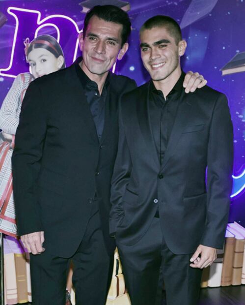 Jorge Salinas y su hijo Santiago en la alfombra roja de "Matilda, el musical" en el Centro Cultural Teatro 1.
Foto: Clasos.