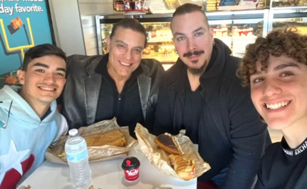 Osvaldo Ríos, feliz con sus hijos, desea que su amigo Eduardo Yáñez se reconcilie con su único hijo.