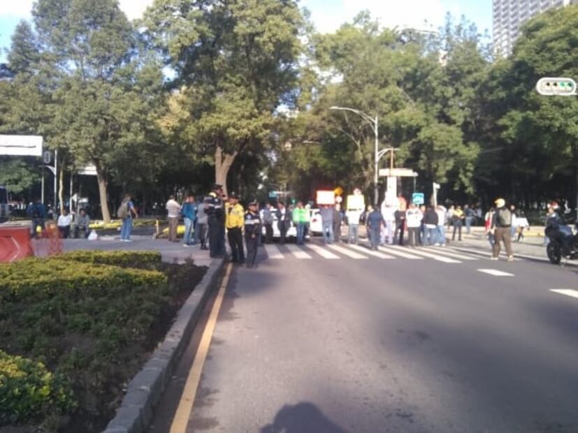Marchan taxistas desde diversos puntos hacia el Ángel de la Independencia