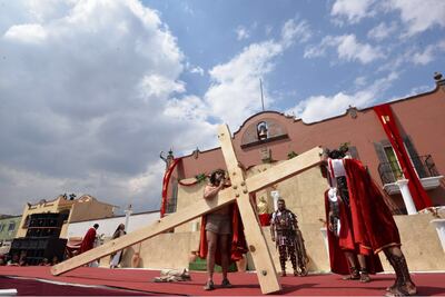 Acuden 15 mil personas al Viacrucis en Metepec