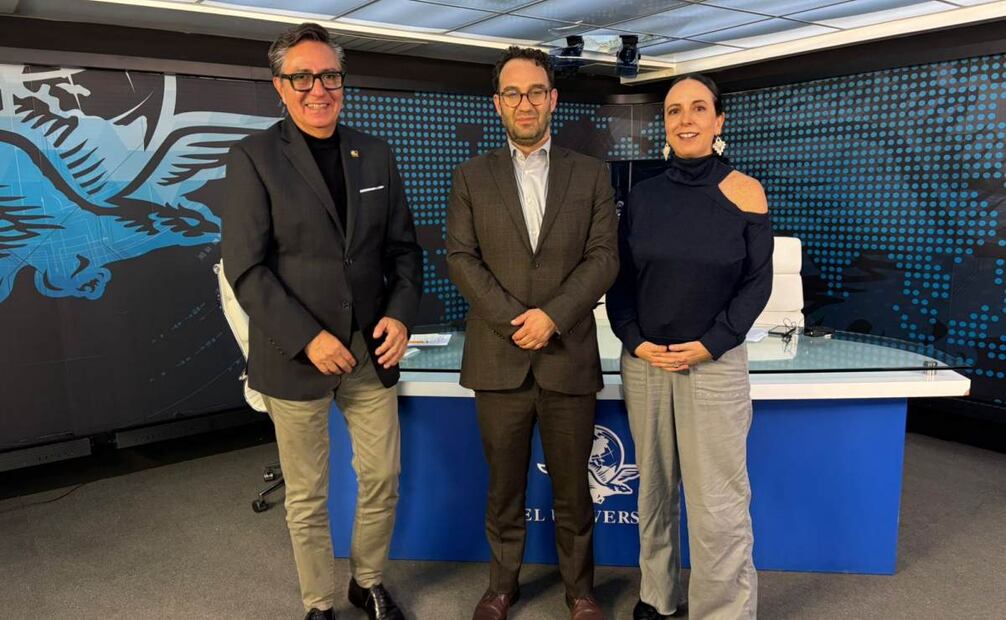 El Cónsul General de Colombia en México, Alfredo Molano Jimeno, en Con los de Casa junto a David Aponte y Maite Azuela. Foto: Paola Reyes/ EL UNIVERSAL