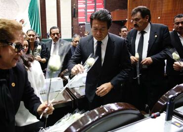 Diputados colocan flores en curul de Carmen Medel