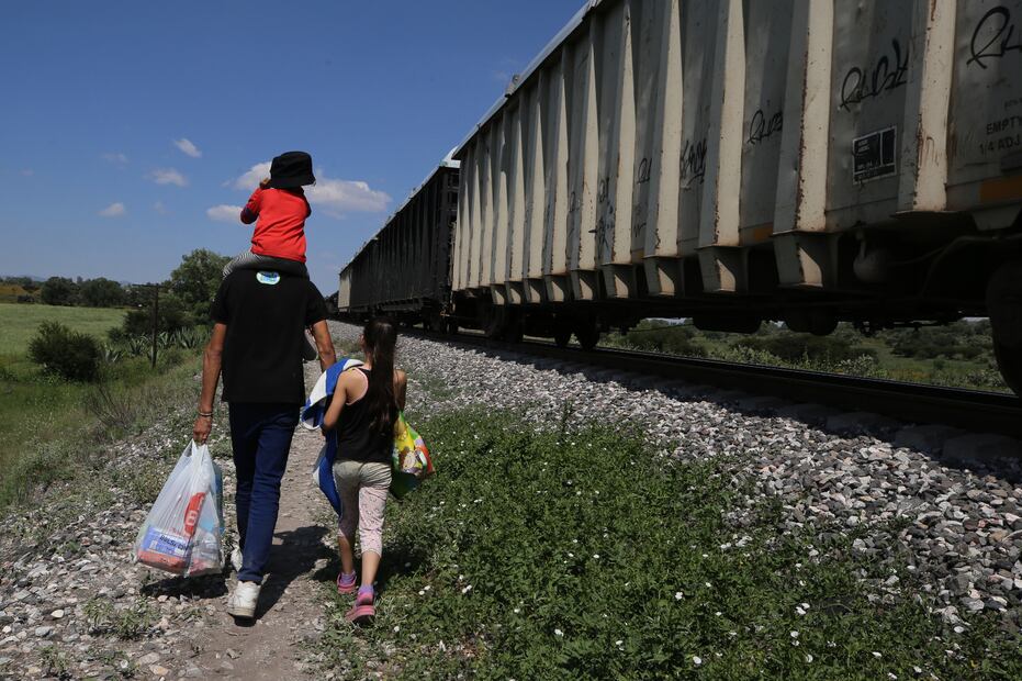Llegan a “El Basurero” los migrantes, que buscan subir al tren que los llevará al norte del país FOTO Diego Prado