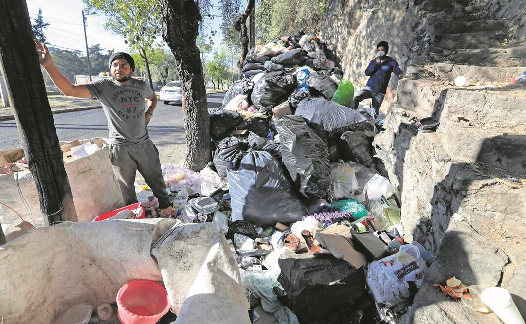 La gente sigue dejando bolsas de basura en la vía pública. Foto: Jorge Alvarado/ EL UNIVERSAL