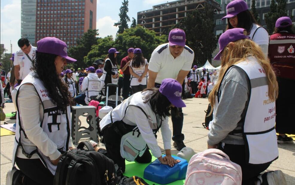 Autoridades capitalinas y cuerpos de emergencia instruyeron a 2 mil 500 personas en primeros auxilios y RCP, con maniquíes e instructores, en el Monumento a la Revolución en la Ciudad de México, el 18 de septiembre de 2025. Foto: Darío Luna/EL UNIVERSAL