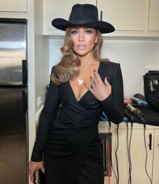 Jennifer Lopez exalta su sensualidad con vestido formal de gran escote