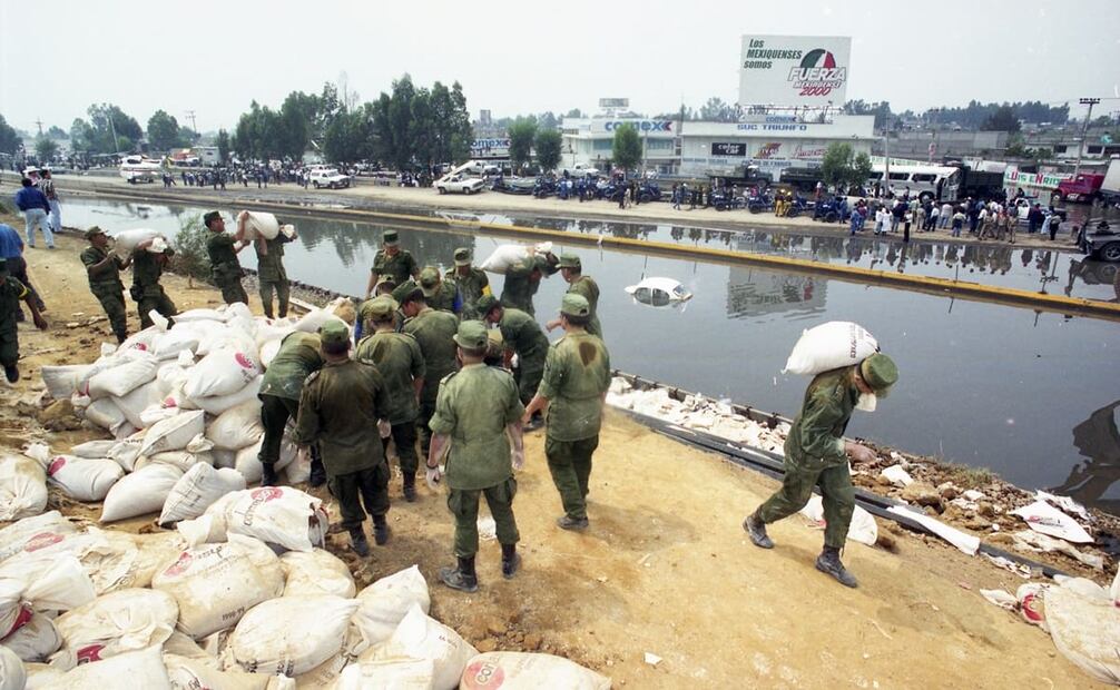 Maniobras para detener la fuga de aguas negras del Canal de la Compañía, en Chalco, 2000. De acuerdo con Trinidad Beltrán, para 1895, el Lago de Chalco tenía casi 35 millones de metros cúbicos de agua. Foto: Jorge González/Archivo EL UNIVERSAL.