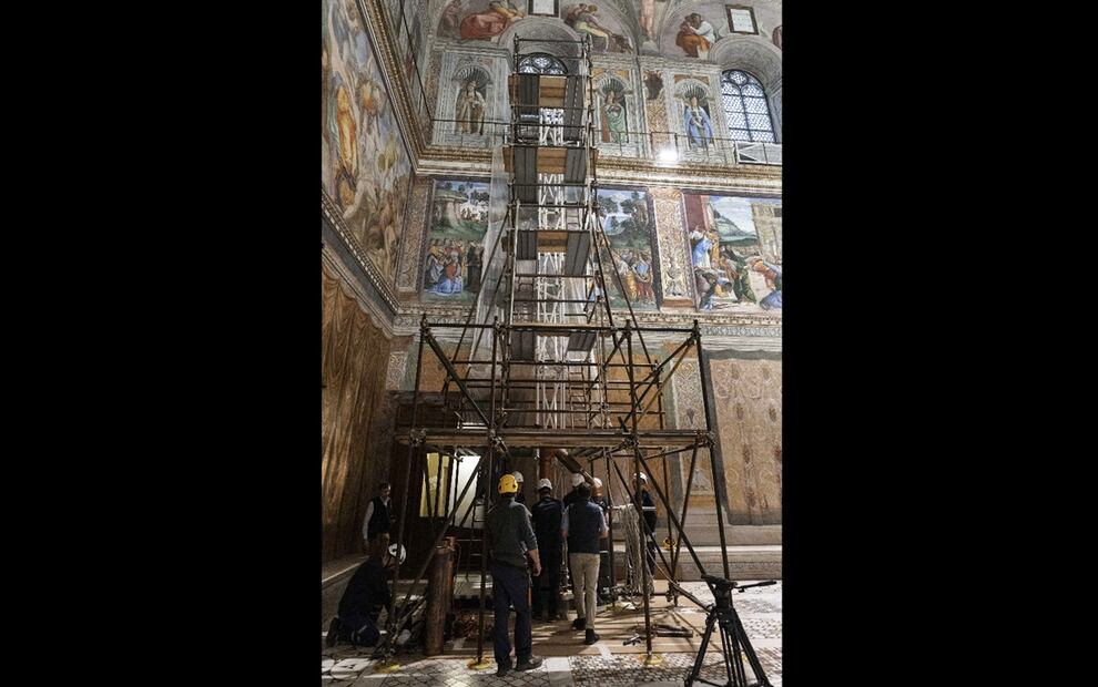 Trabajadores alistan la Capilla Sixtina en donde se realizará el cónclave del que saldrá el sucesor de papa Francisco, el viernes 2 de mayo de 2025. Foto: EFE