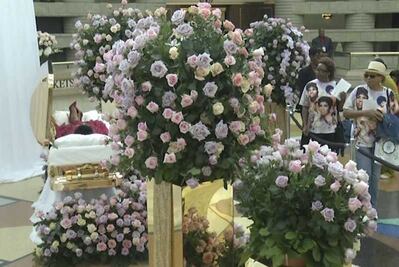 Miles de admiradores dan el último adiós a Aretha Franklin