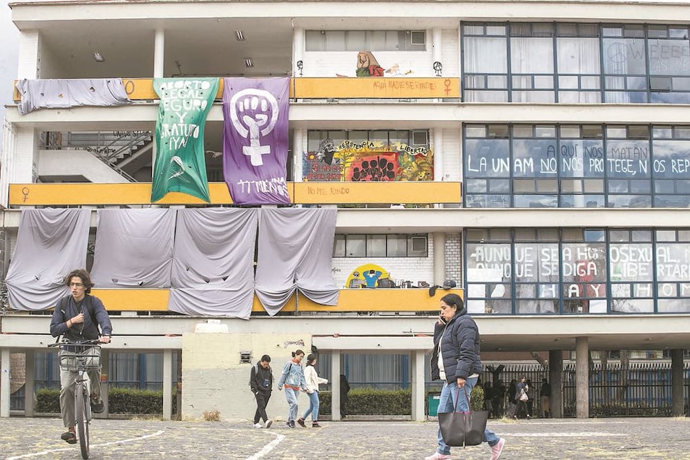 La Facultad de Filosofía y Letras se encuentra en paro desde el 4 de noviembre del año pasado en protesta por la violencia de género. En el edificio se realizaron pintas y se colgaron mantas. GERMÁN ESPINOSA. EL UNIVERSAL 