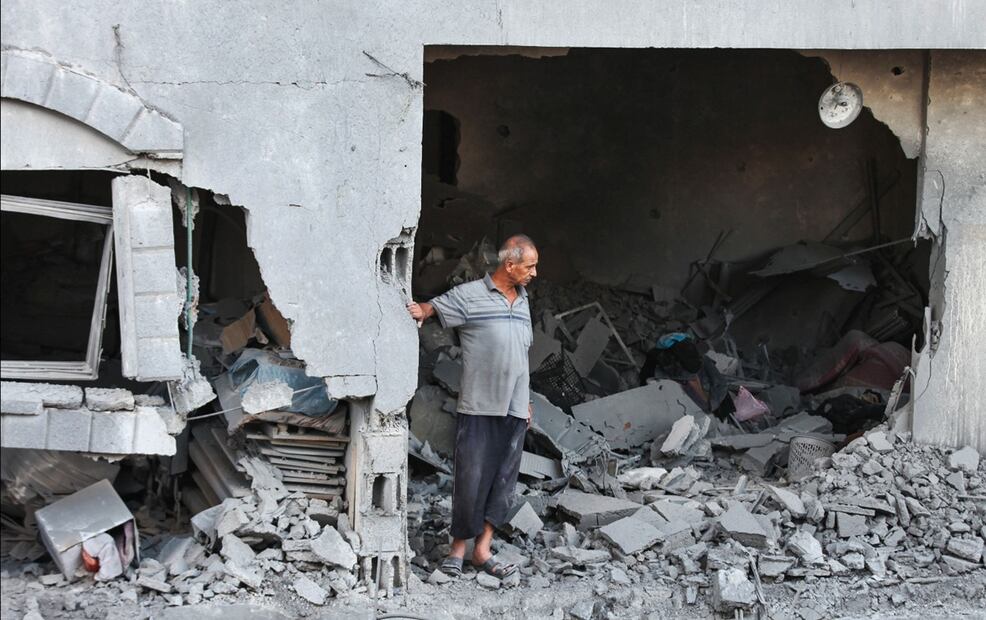 Un palestino observa la destrucción de un edificio alcanzado por un ataque israelí en el campo de refugiados de Nuseirat, en el centro de la Franja de Gaza, el 25 de septiembre de 2025, Foto: AFP