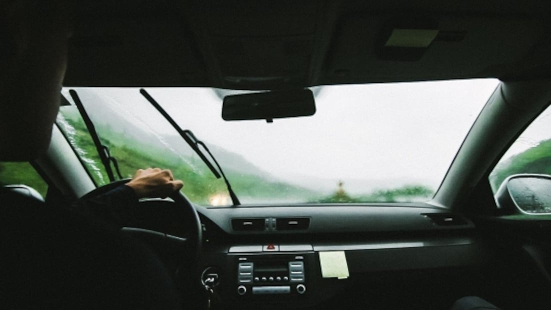 Trucos para desempañar los vidrios del auto por la lluvia